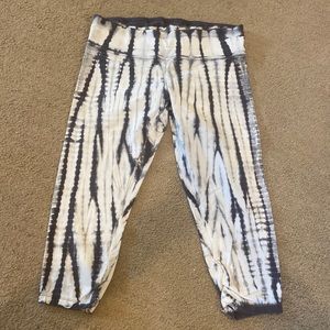 Super soft capri leggings. EUC! These are perfect for yoga or everyday wear.